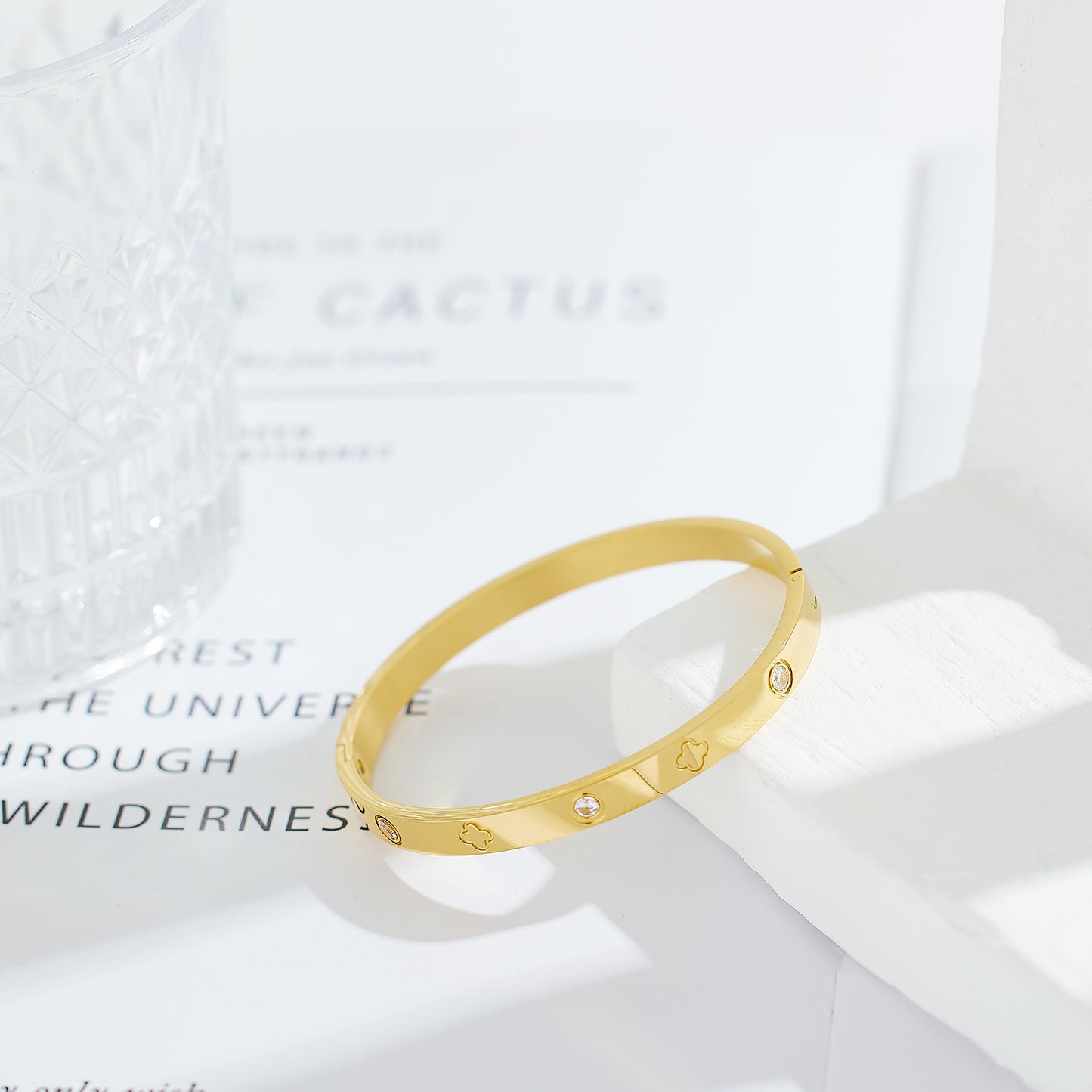 Stainless steel 18K gold-plated four-leaf clover round pearl bangle