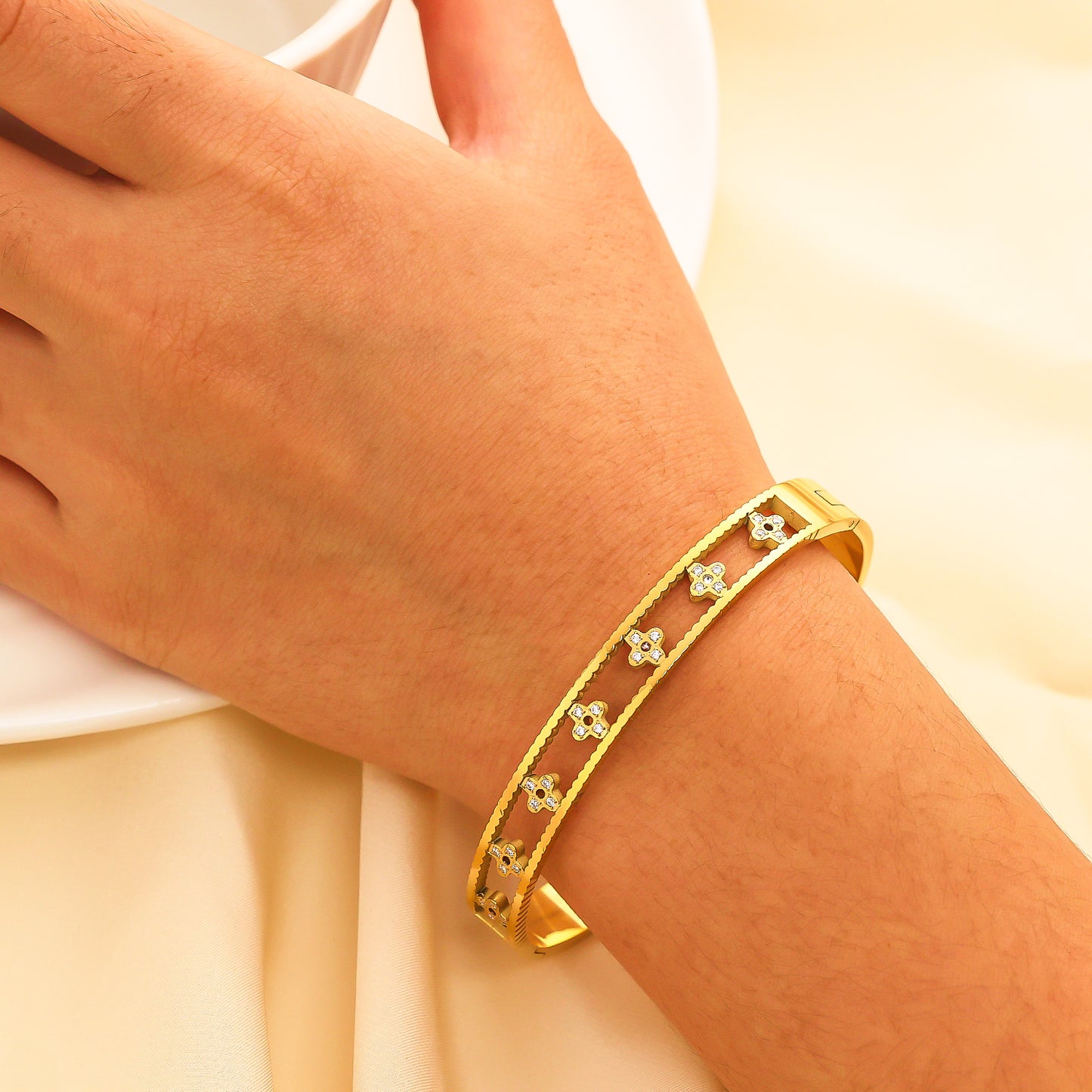 Stainless steel 18K gold plated hollow four-leaf clover bangle