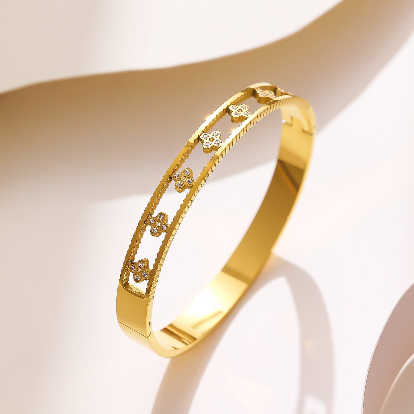 Stainless steel 18K gold plated hollow four-leaf clover bangle