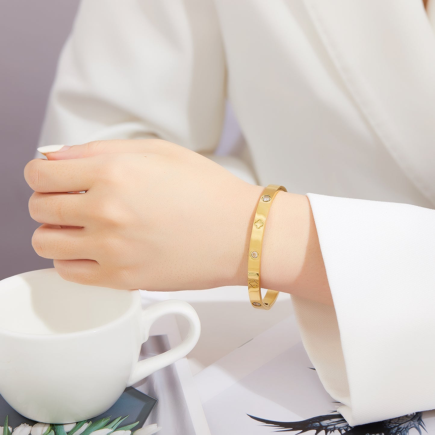 Stainless steel 18K gold-plated four-leaf clover round pearl bangle