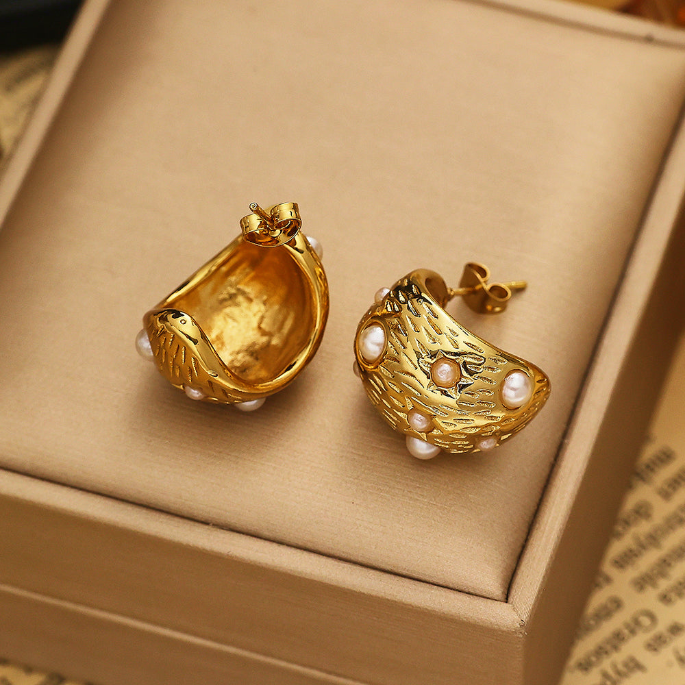316L stainless steel stud earrings in the shape of a crescent moon