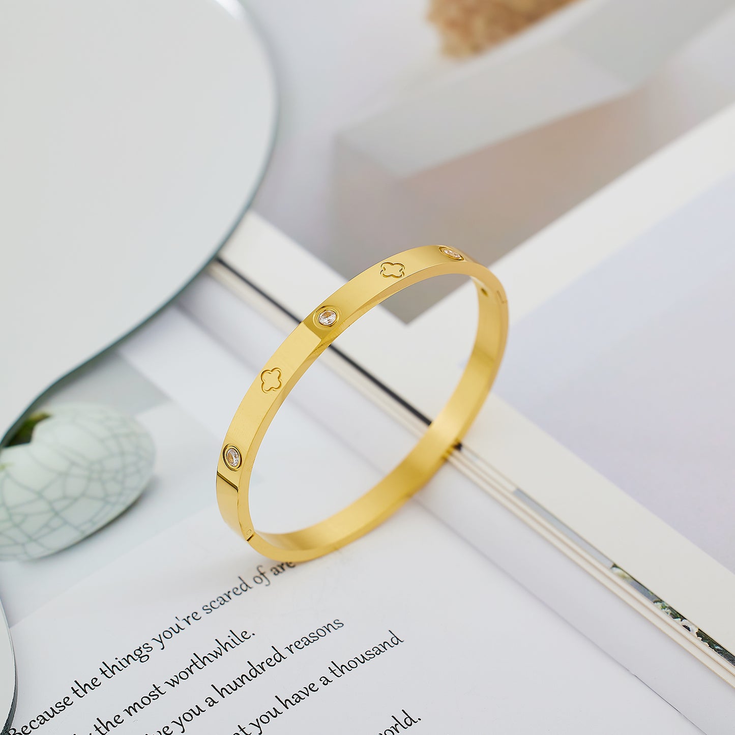 Stainless steel 18K gold-plated four-leaf clover round pearl bangle